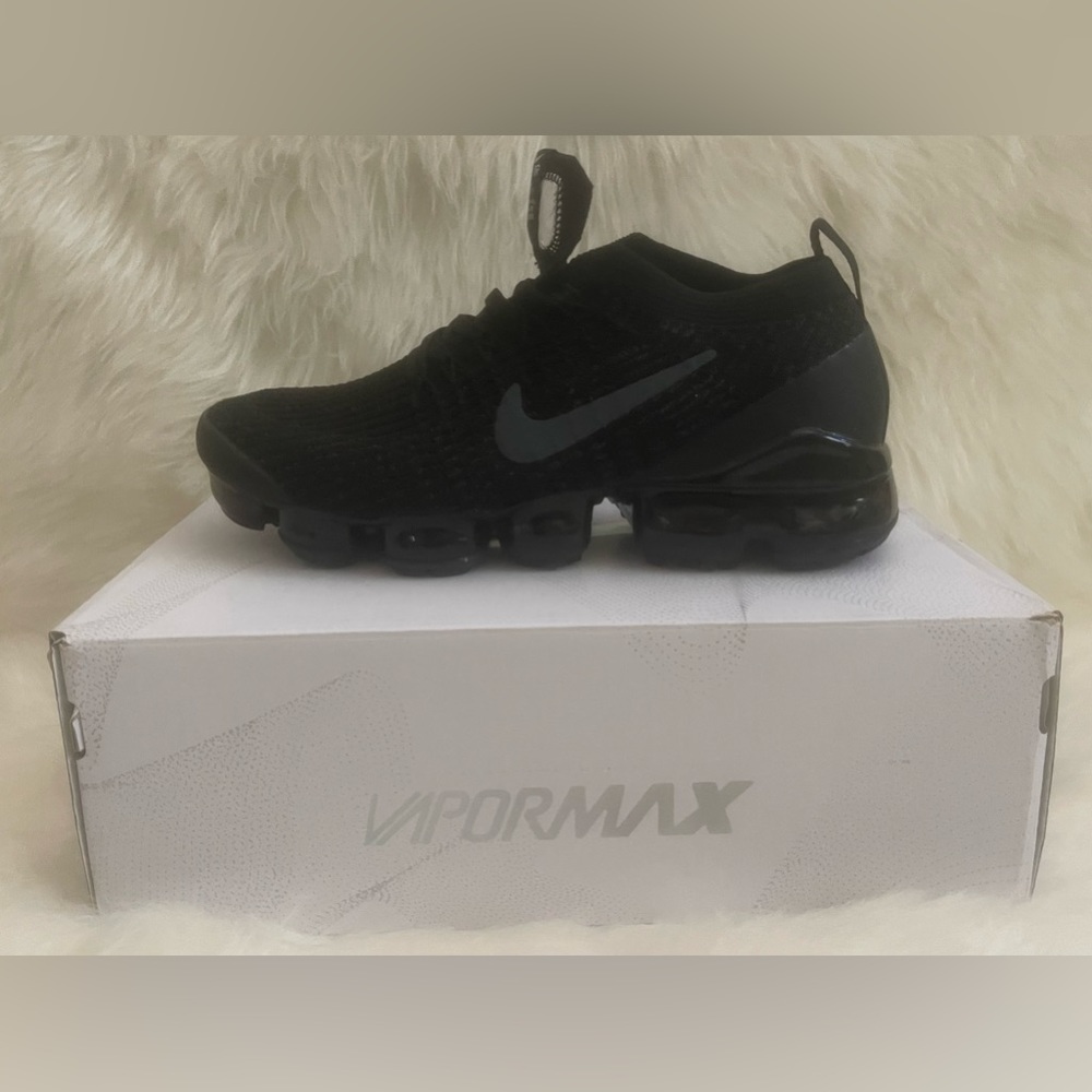Womens black Nike vapor max size 8.